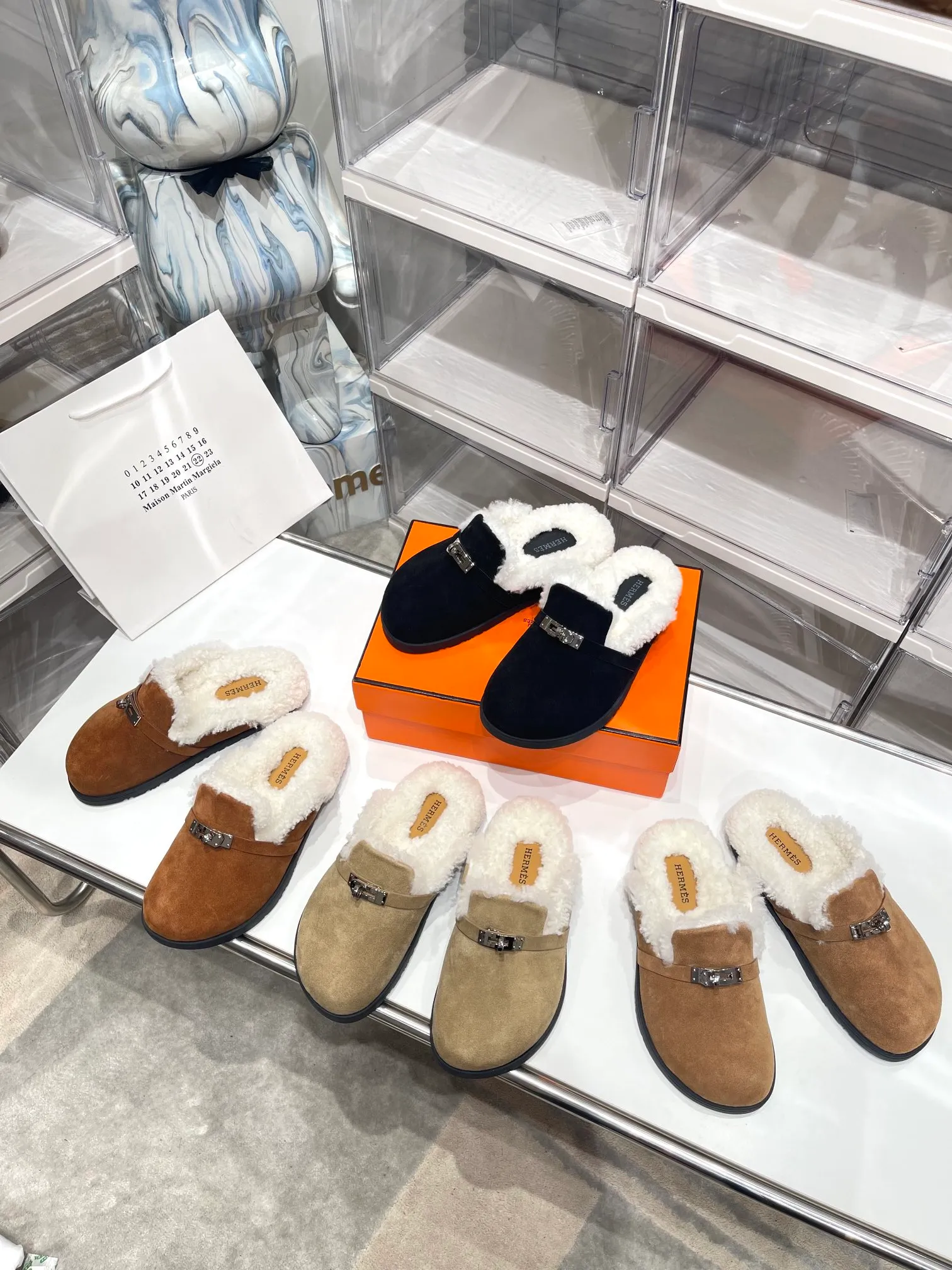 【HERMESG】Furry mop P: 580💰 ●Number of sizes: Men 39-44 (45 custom-made) Women 35-40 (41.42 custom-made) HERMES Hermès cute half-movers.  Classic family language design! It looks good no matter how you match it! Casual and high-end feeling, the comfort is also great, paired with various colorful socks, it has a trendy high-end feel. The top version is made of high-quality real wool ●Upper: imported cow suede ●Inner: imported sheepskin one piece ●Foot: imported mixed sheepskin ●Outsole: Tpu non-slip and wear-resistant outsole.